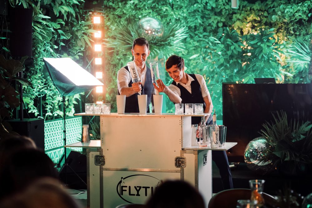 Divi bārmeņi smaida